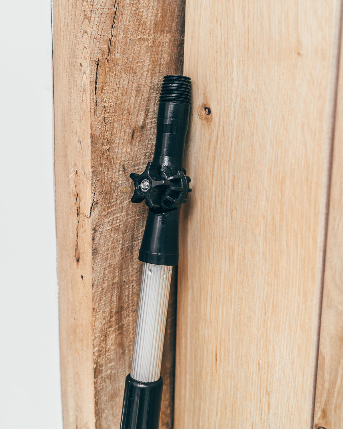 Three Section Extendable Telescopic Handle With Adjustable Head 4M
